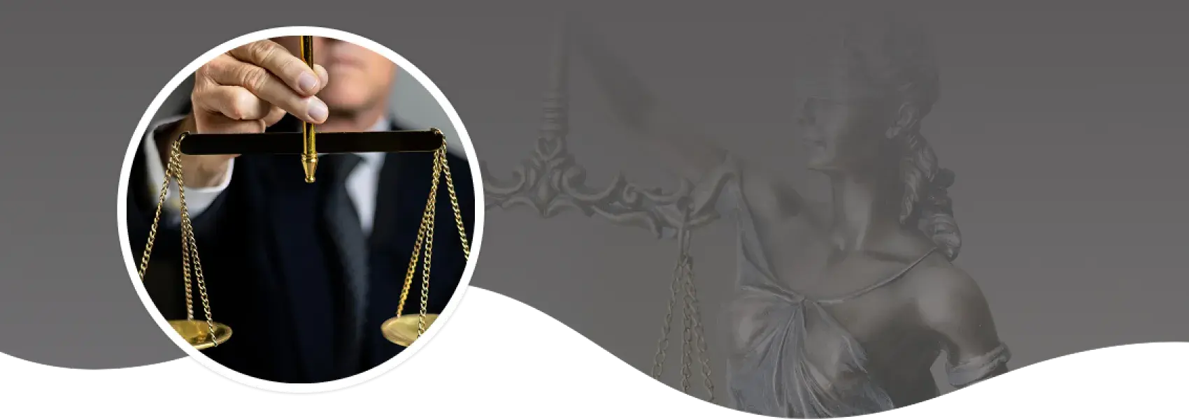 Hombre de traje sosteniendo una balanza